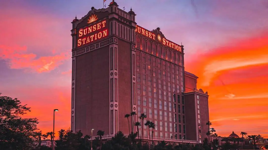打造赌城第一体育博彩休闲区！元亨光电助力日落站娱乐场酒店 Sports Bar 视觉升级